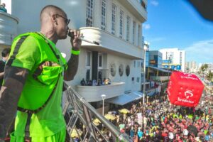 Foto do cantor Léo Santana em cima do trio elétrico do bloco do nana no carnaval de Salvador